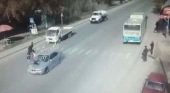 Женщину с ребёнком сбили на пешеходном переходе в Алматы
