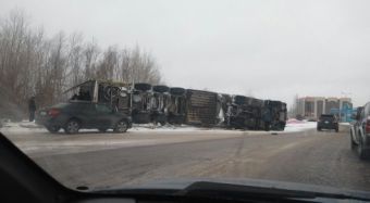 Грузовик с яблоками перевернулся в Семее