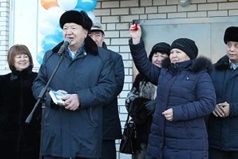 Многодетной матери подарили двухкомнатную квартиру в Семее