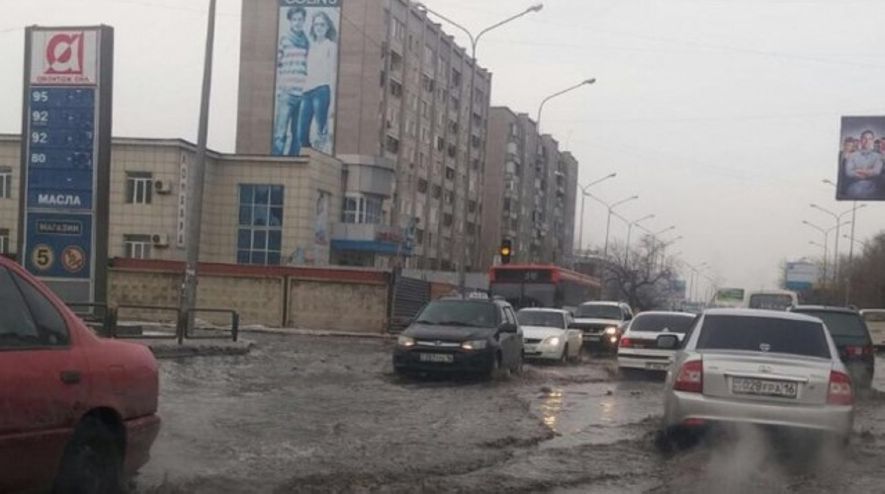 Аномальный дождь вызвал потоп на улицах Семея