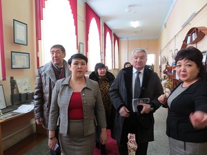 На выставке в библиотеке Абая