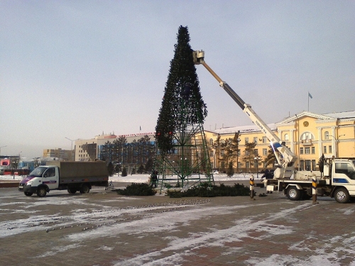 Демонтаж елки в Семее