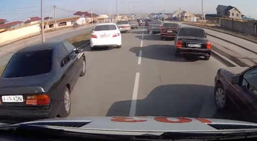 Пропускают скорую помощь в Шымкенте