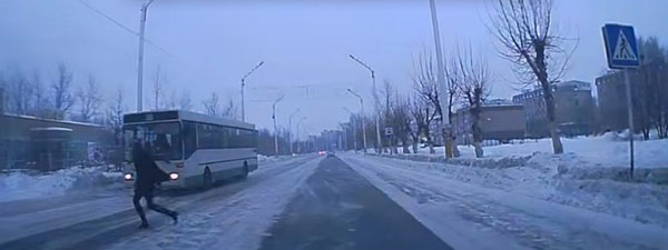 Девушку сбил автобус