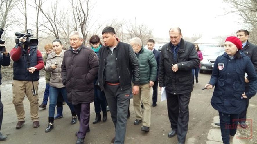 Аким Семея прогулялся по разбитым дорогам города