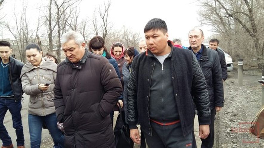 Аким Семея прогулялся по разбитым дорогам города