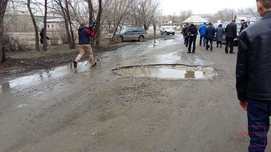 Аким Семея прогулялся по разбитым дорогам города