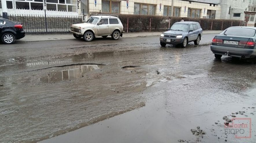 Аким Семея прогулялся по разбитым дорогам города