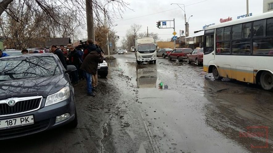 Аким Семея прогулялся по разбитым дорогам города