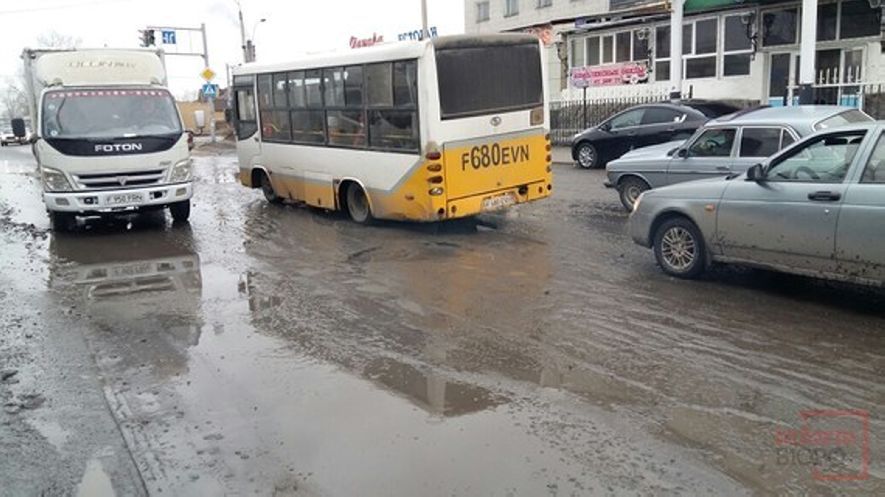 Аким Семея прогулялся по разбитым дорогам города