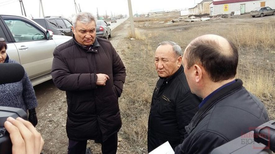 Аким Семея прогулялся по разбитым дорогам города