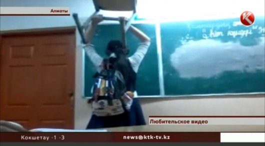 Девочка со стулом