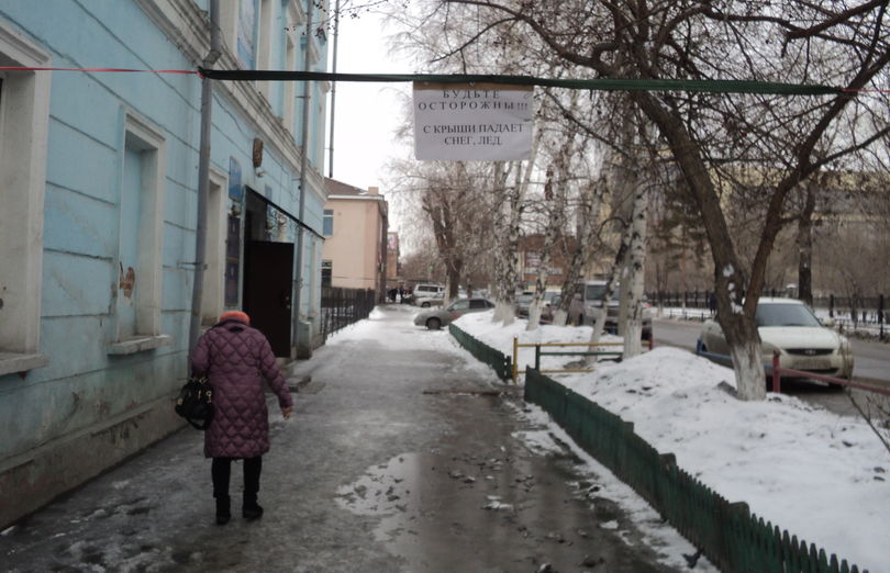 Ограждение у госучреждения Семея
