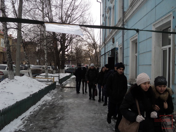 Ограждение у госучреждения Семея