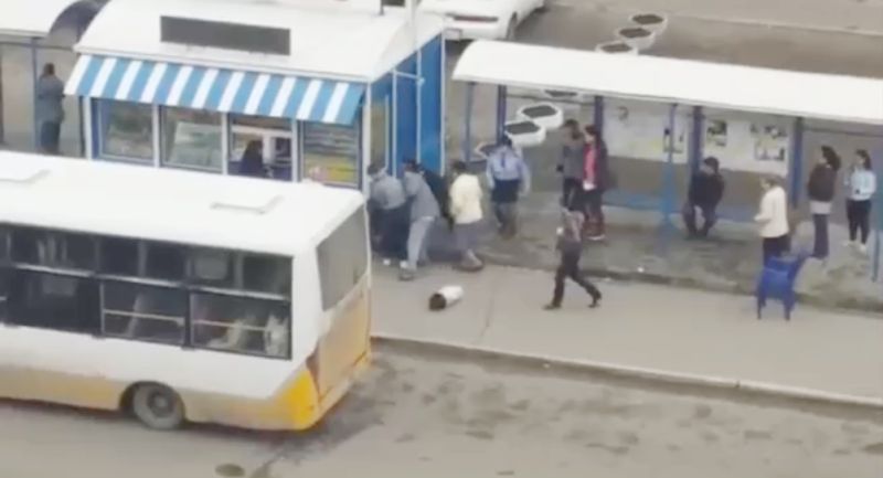 драка женщин на остановке в Семее