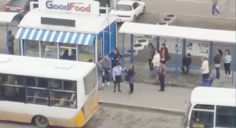 драка женщин на остановке в Семее