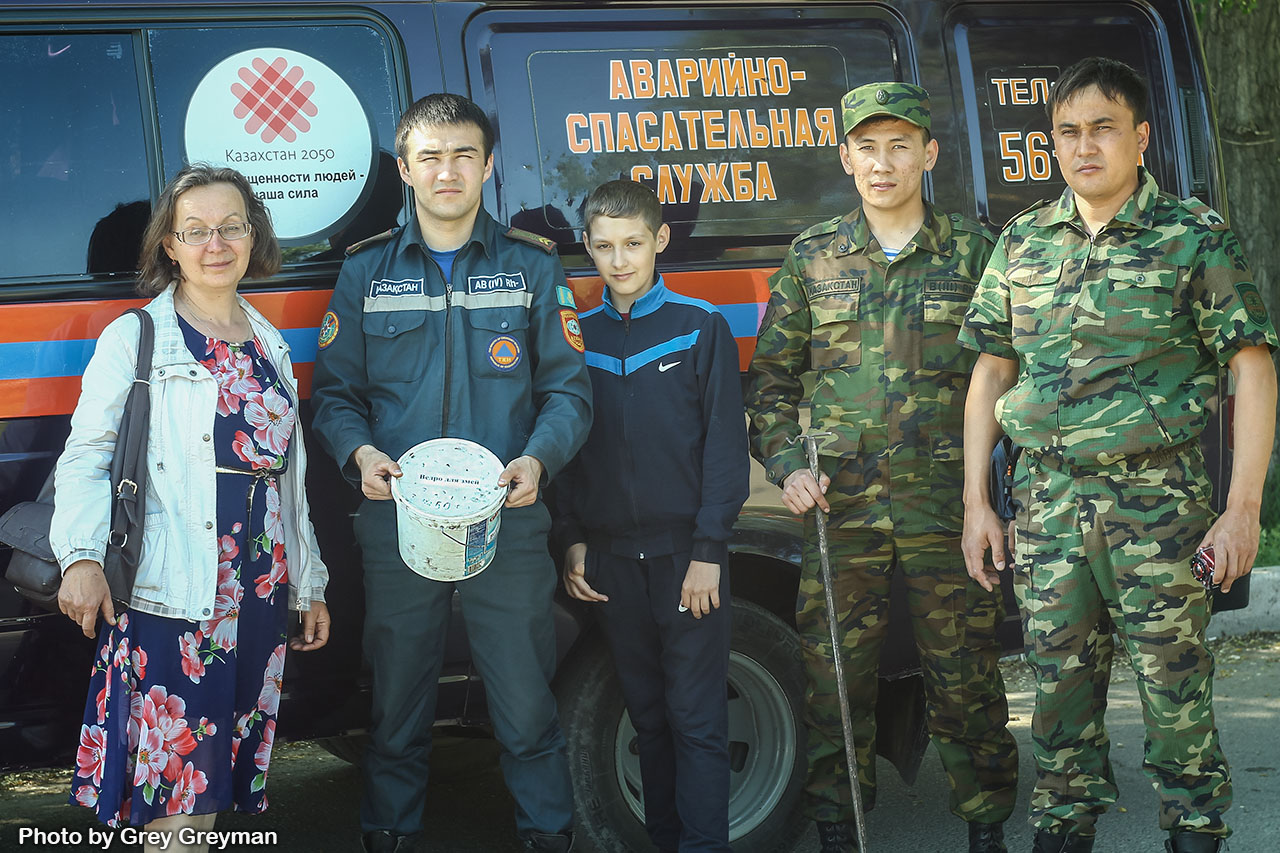 В жилом дворе Семея обнаружили змею