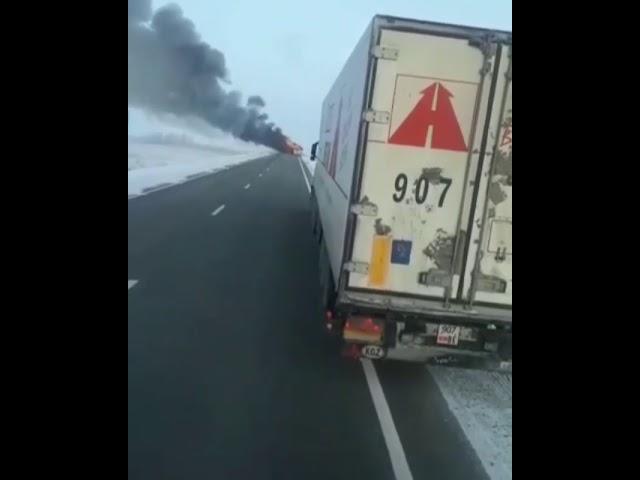 Первое видео с места. В Казахстане сгорел пассажирский автобус. Погибли 52 человека Первое видео с места. В Казахстане сгорел пассажирский автобус. Погибли 52 человека