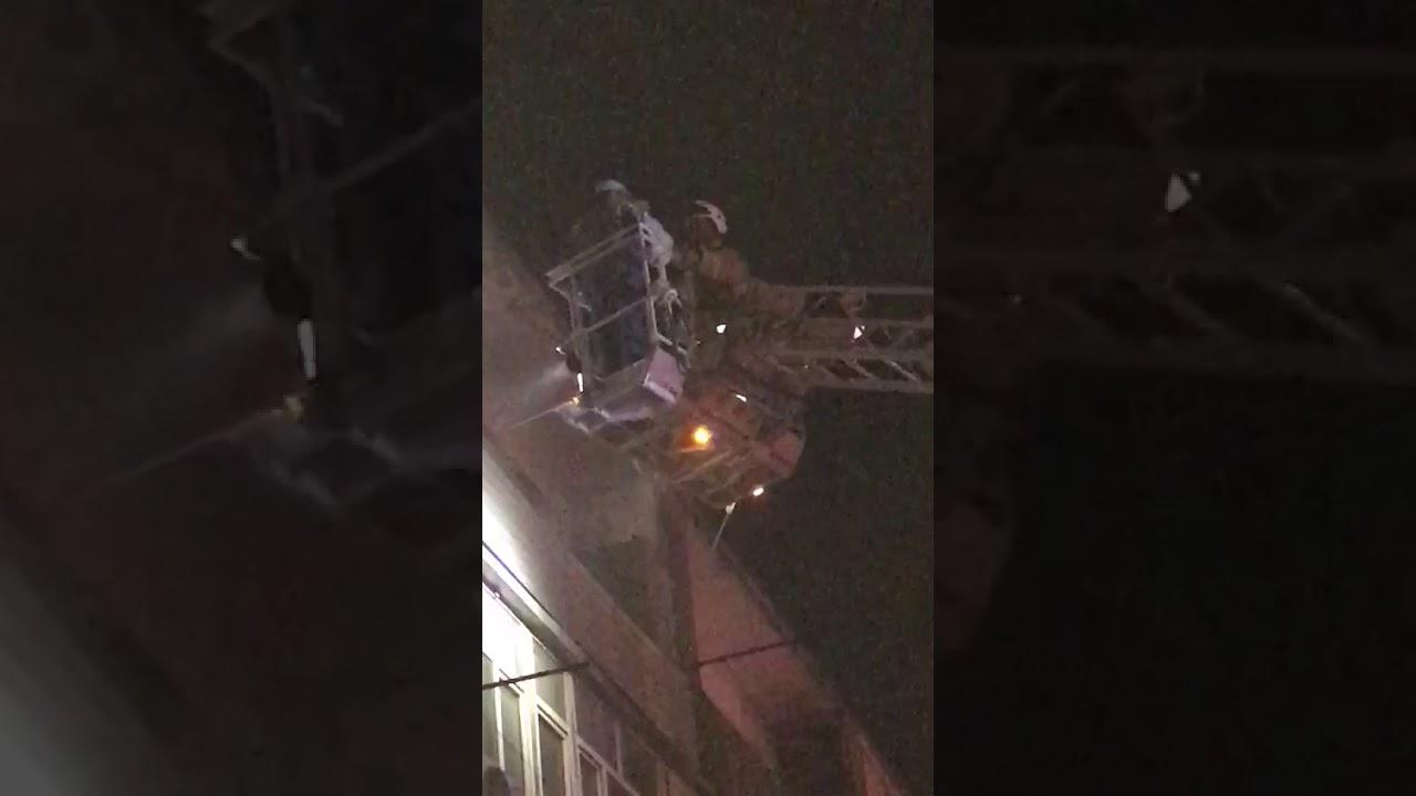 Пожарные вытащили 80 человек из горящего дома в Алматы Пожарные вытащили 80 человек из горящего дома в Алматы