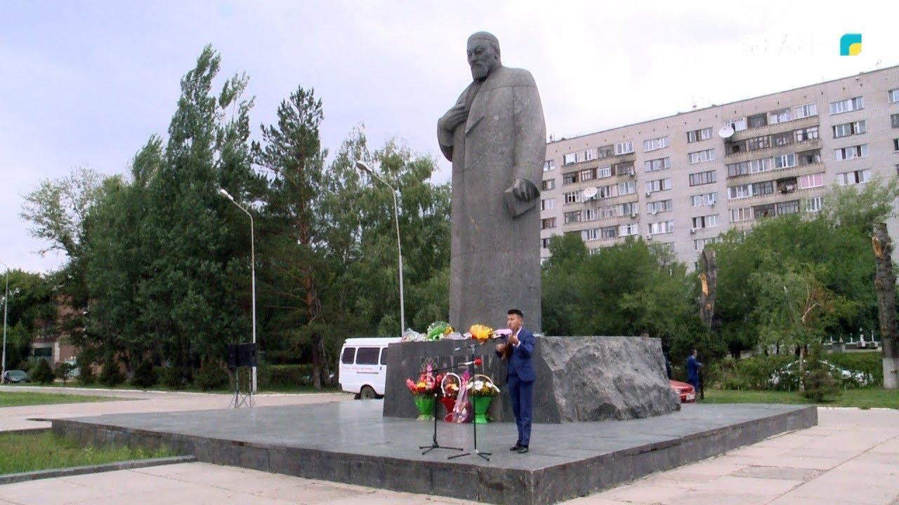 В СЕМЕЕ СОСТОЯЛОСЬ ВОЗЛОЖЕНИЕ ЦВЕТОВ К ПАМЯТНИКУ АБАЯ КУНАНБАЕВА