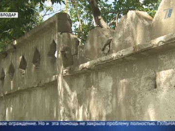 За дыру в заборе директора школы оштрафовали на 600 тысяч тенге За дыру в заборе директора школы оштрафовали на 600 тысяч тенге