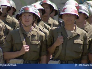 Закрыл телом: Полковник спас солдата от разорвавшейся гаранты в Алматы Закрыл телом: Полковник спас солдата от разорвавшейся гаранты в Алматы