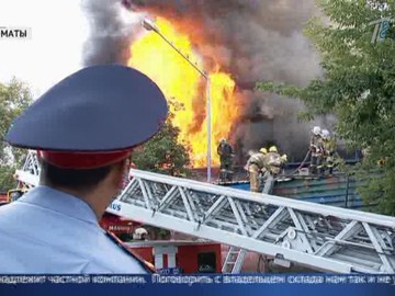 Сильный пожар в Алматы: горел склад с лакокрасочной продукцией Сильный пожар в Алматы: горел склад с лакокрасочной продукцией