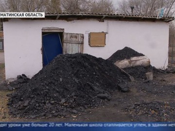 Из-за нехватки классных кабинетов дети учатся в коридоре Из-за нехватки классных кабинетов дети учатся в коридоре