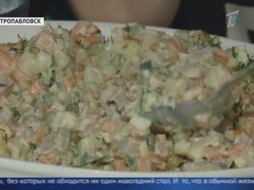 Кто быстрее съест килограмм оливье - необычный турнир в Петропавловске Кто быстрее съест килограмм оливье - необычный турнир в Петропавловске