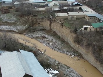 В Шымкенте дома и хозпостройки вдоль реки Сайрам могут обрушиться В Шымкенте дома и хозпостройки вдоль реки Сайрам могут обрушиться