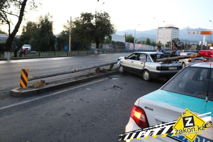 Жуткое ДТП в Алматы: отбойник пронзил насквозь Audi 80