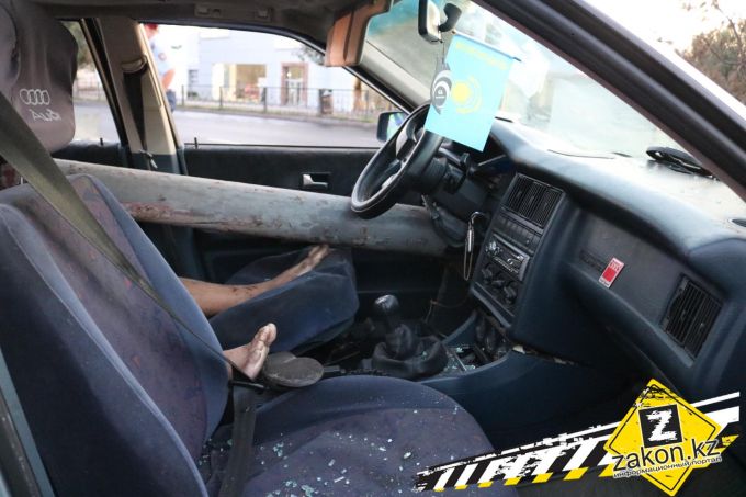 Жуткое ДТП в Алматы: отбойник пронзил насквозь Audi 80