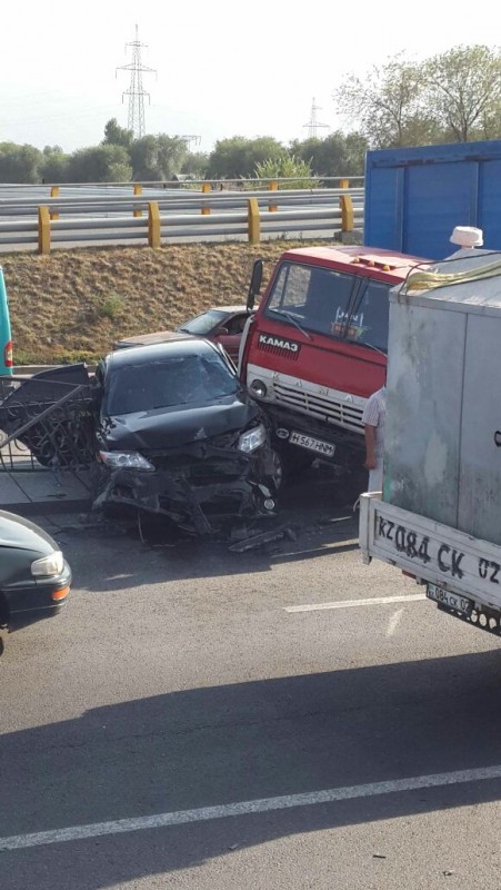 В Алматы «КамАЗ» впечатал «Toyota Camry» в разделительный забор