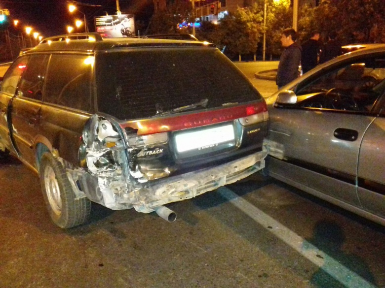 В Алматы скрывавшийся от погони водитель «Subaru» спровоцировал массовое ДТП