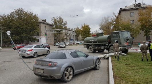 Военный грузовик сбил столб с камерой видеонаблюдения в Семее