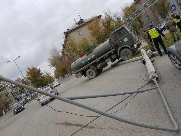 Военный грузовик сбил столб с камерой видеонаблюдения в Семее