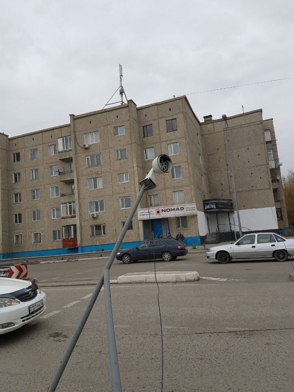 Военный грузовик сбил столб с камерой видеонаблюдения в Семее