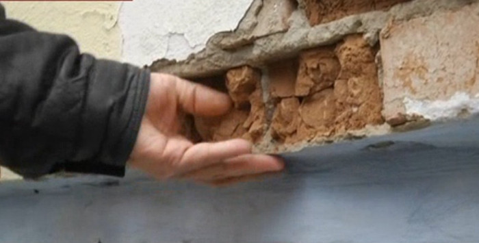 В квартирах арендного дома в Семее идет дождь