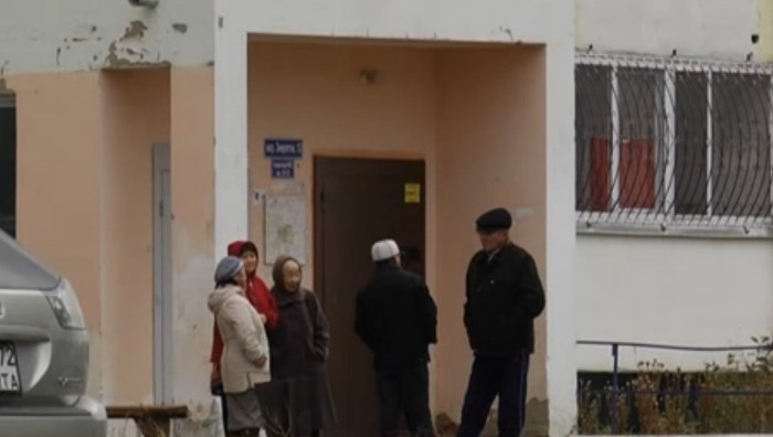В квартирах арендного дома в Семее идет дождь