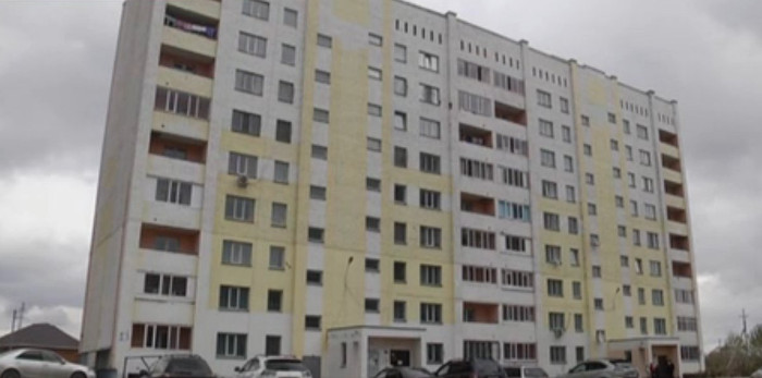 В квартирах арендного дома в Семее идет дождь
