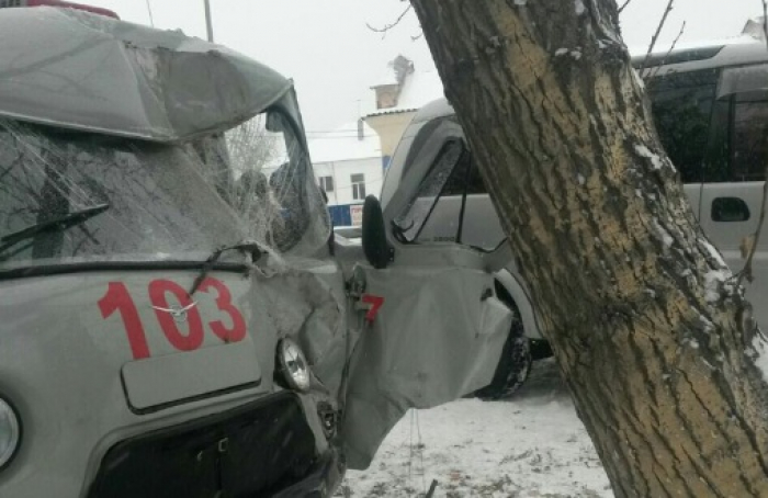 Скорая помощь с беременной пациенткой попала в ДТП в Семее