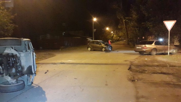 В Алматы перевернулся внедорожник
