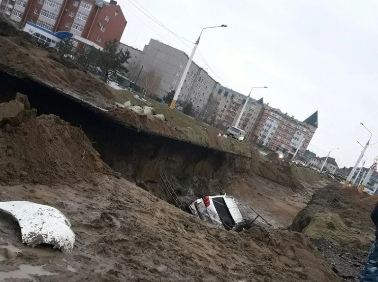 В центре Костаная в яме утонул внедорожник