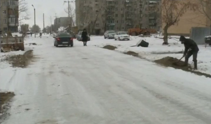 В Семее асфальт укладывают поверх снега