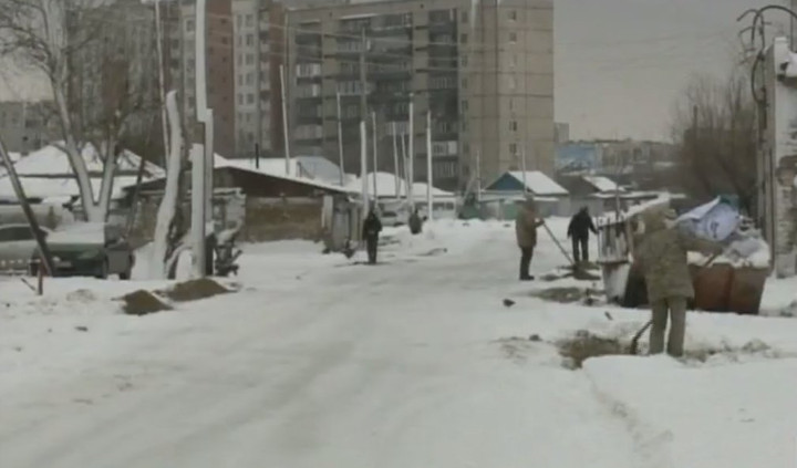 В Семее асфальт укладывают поверх снега