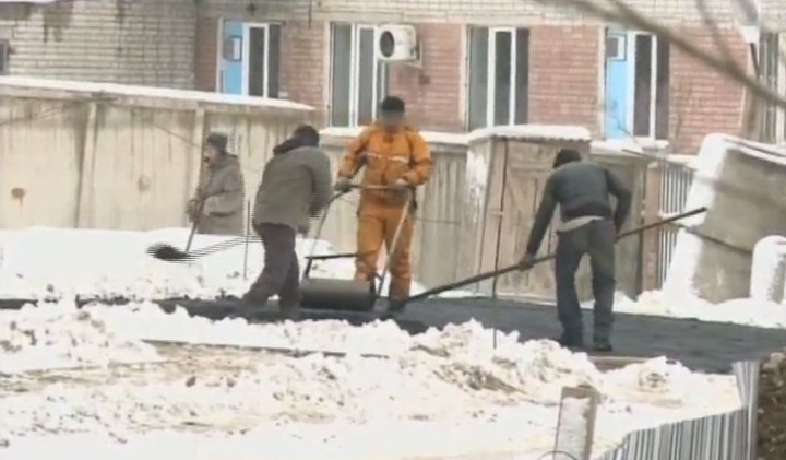 В Семее асфальт укладывают поверх снега