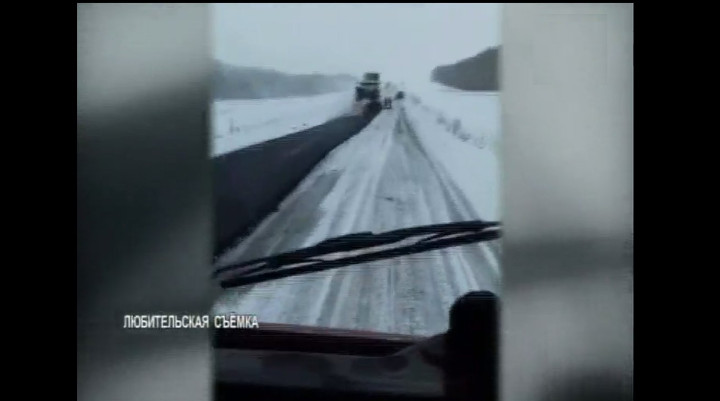 В Семее асфальт укладывают поверх снега