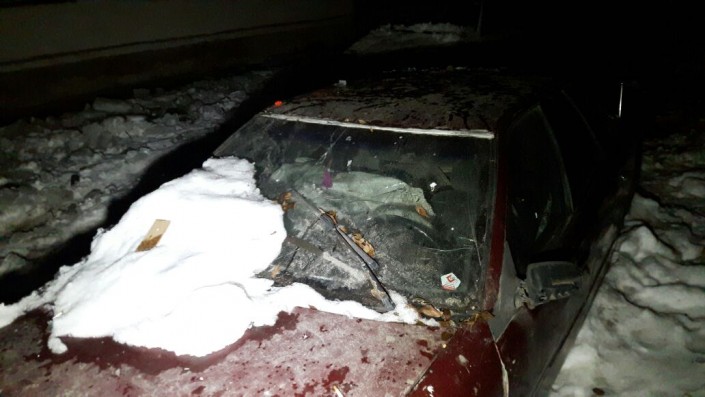 В Алматы сорвавшиеся сосульки разбили несколько автомобилей