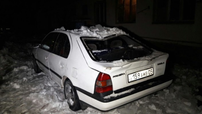 В Алматы сорвавшиеся сосульки разбили несколько автомобилей