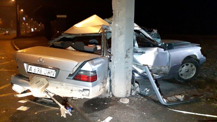 В Алматы 2 человека пострадали  в жуткой аварии